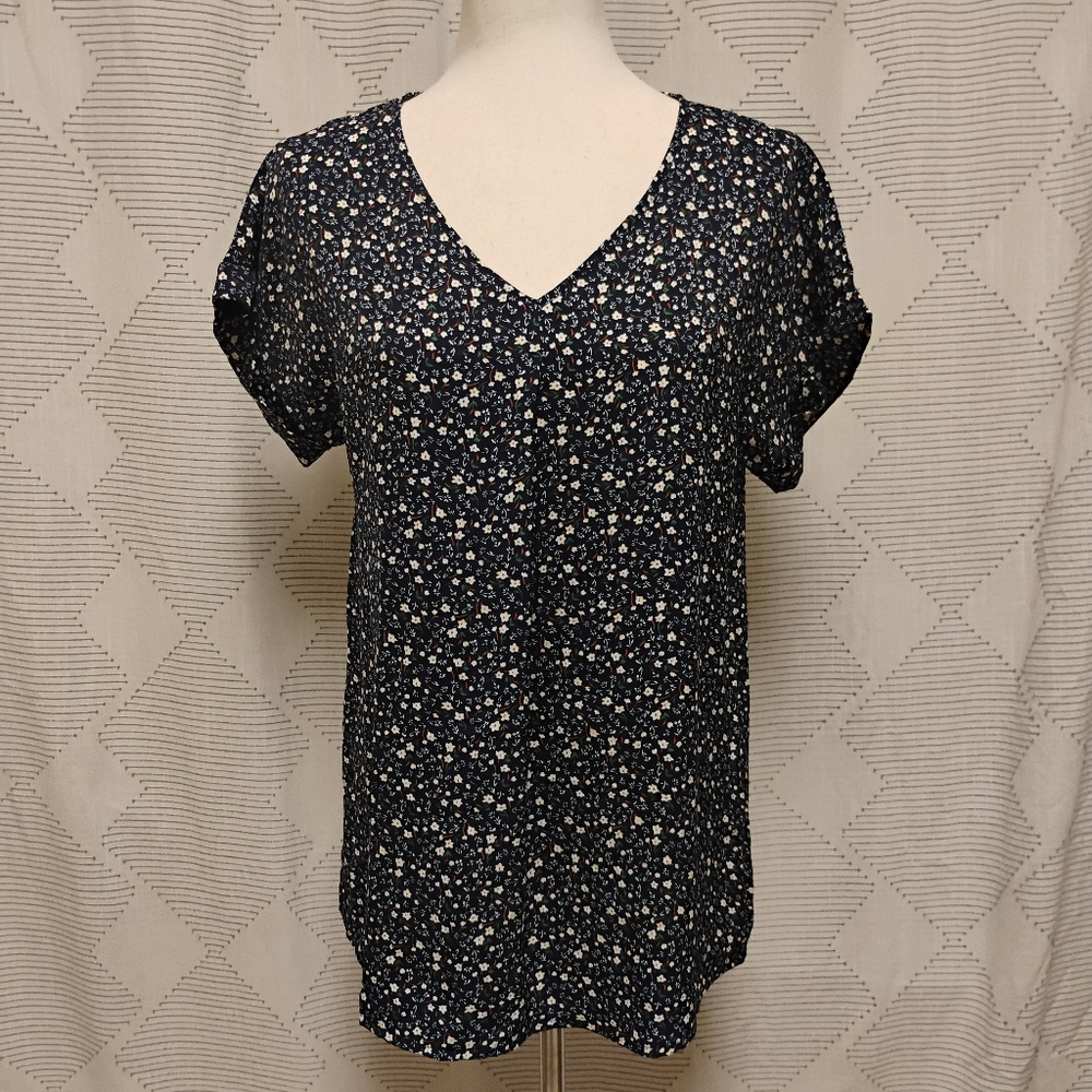 Que Zhu Floral V-Neck Women's Top Lightweight Short Sleeve Size Small NWT